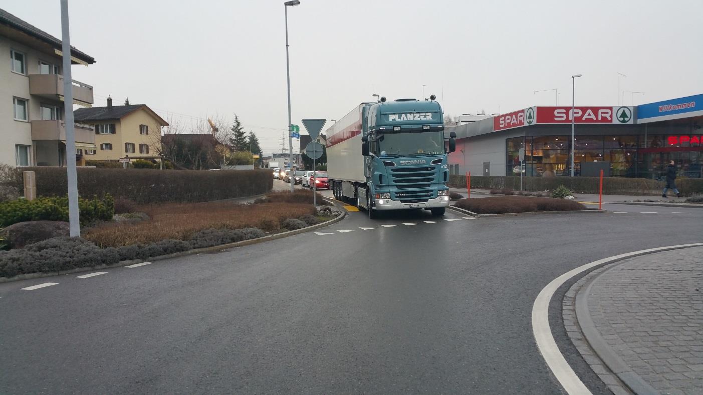 r-ckstau-am-bahn-bergang-bis-in-die-hauptstrasse