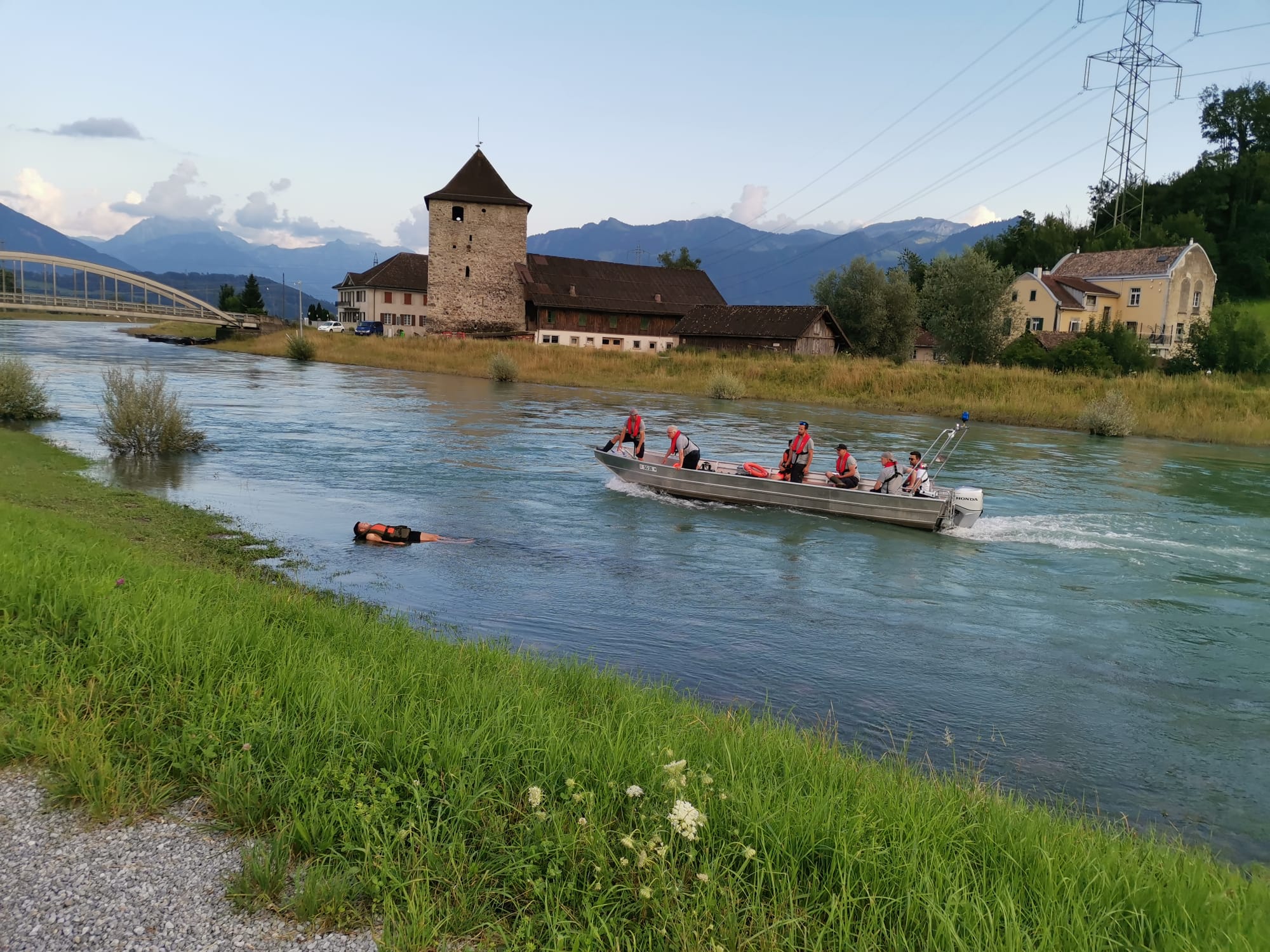 Pontoniere Schmerikon und Seerettung Oberer Zürichsee üben auf der Linth am 19.07.2021