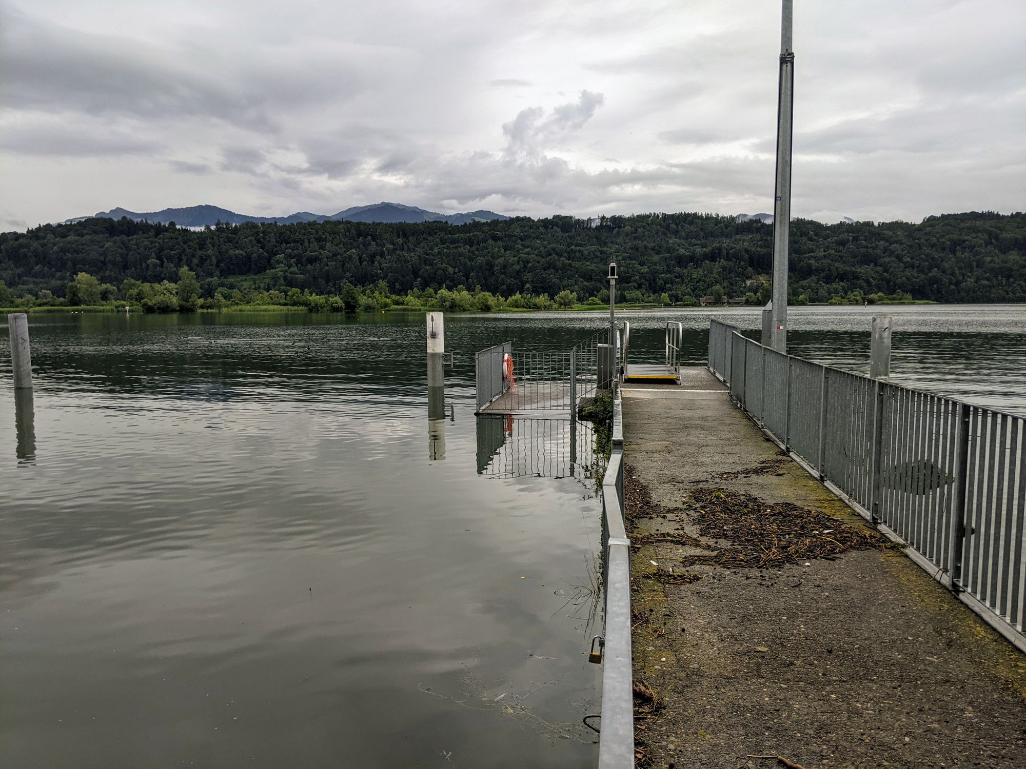 Hochwasser am 13.07.2021. Der tiefere Teil vom Dampfschiffsteg Schmerikon steht schon fast unter Wasser (Foto: Thomas Müller, 8716.ch)