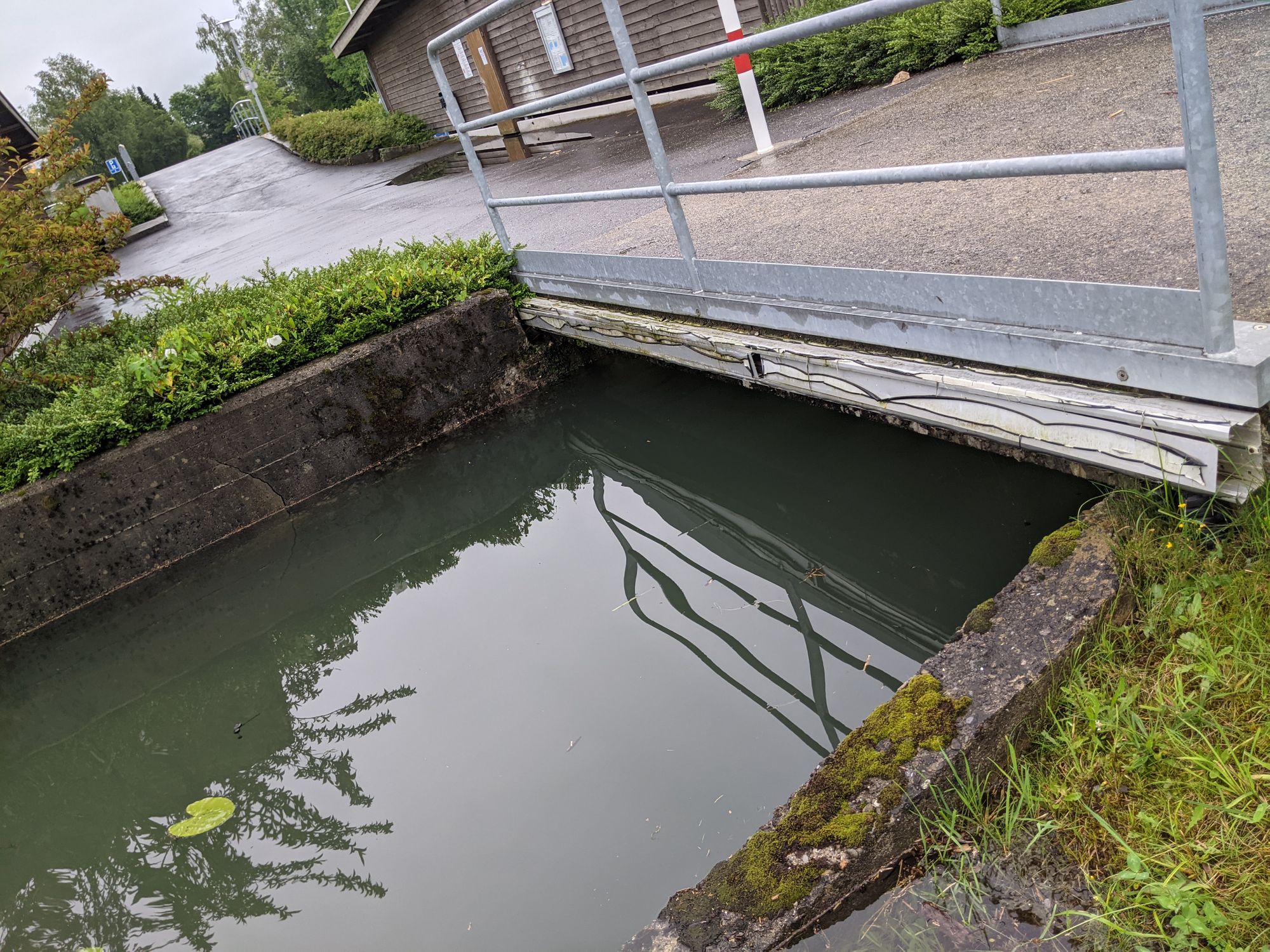 Kein Durchkommen mehr mit dem Boot unter dieser Brücke (Foto: Thomas Müller, 8716.ch)