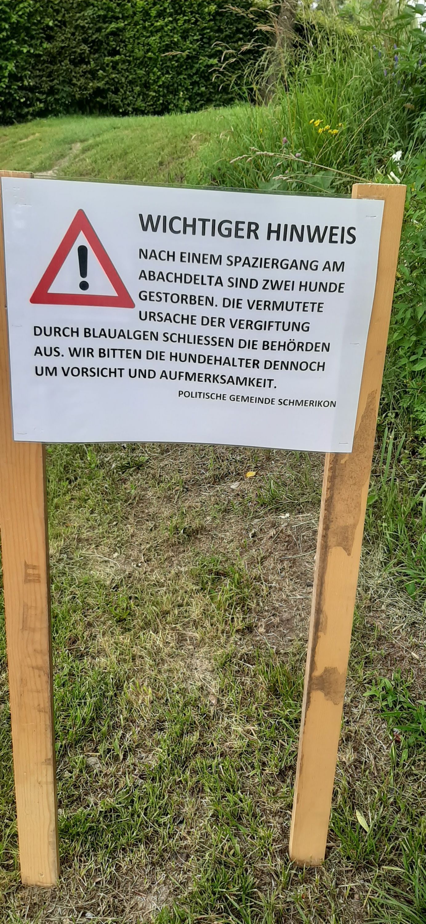 Warnschild welches die Gemeinde am Freitag 23.07.2021 beim Aabach angebracht hat (Foto: Renate Ammann)