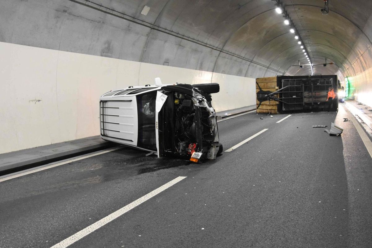 Auto mit Fasnachtsanhänger im Tunnel umgekippt