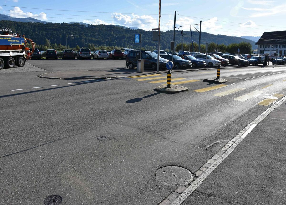 Schmerikon: Mit Auto Verkehrsinsel touchiert – Zeugenaufruf