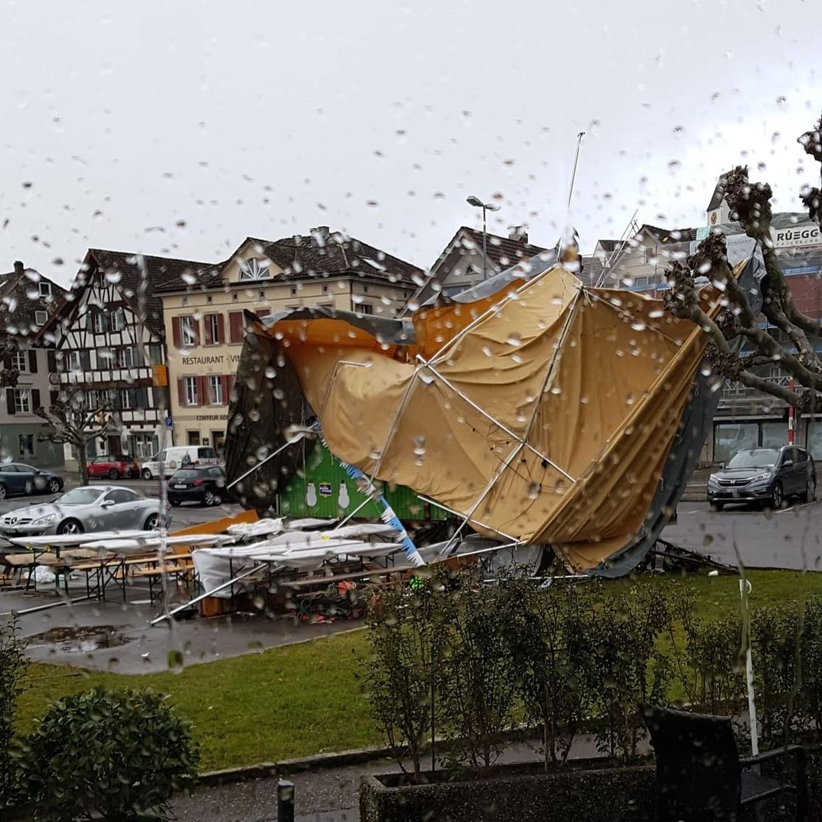 Sturm räumt Zelt ab