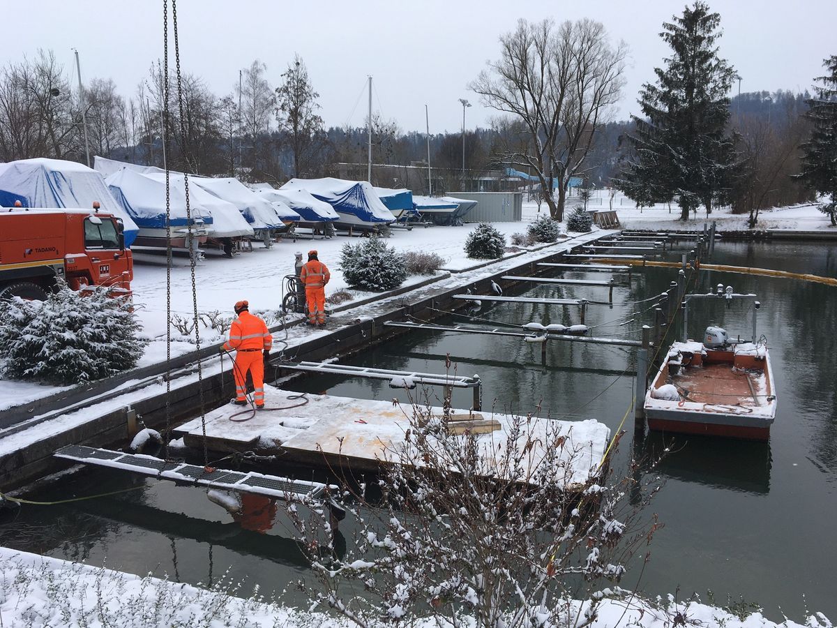 Ersatz Pfähle und Stege im Hafen Ost