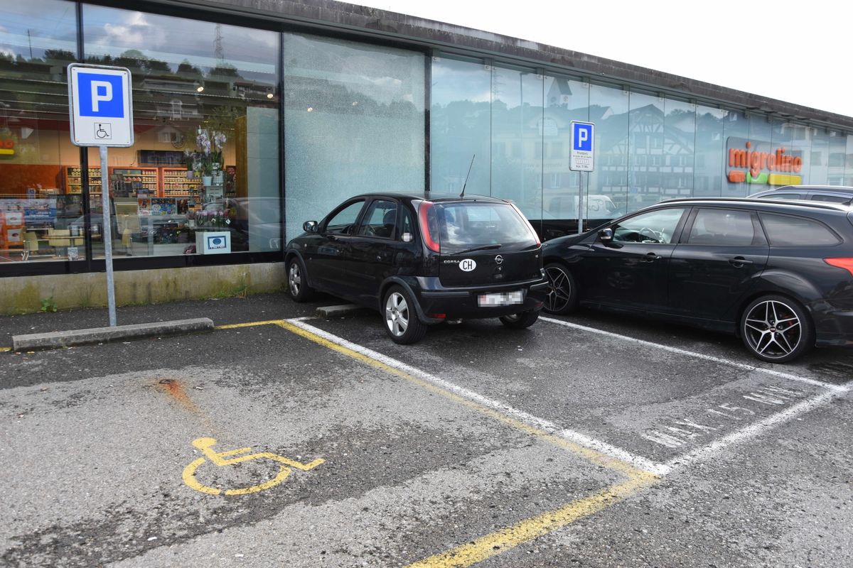 In Glasfassade gefahren beim Bahnhof Schmerikon