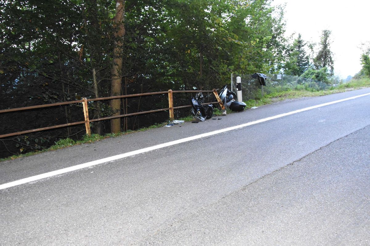 Auto kollidiert mit Roller auf der Neue Eschenbachstrasse