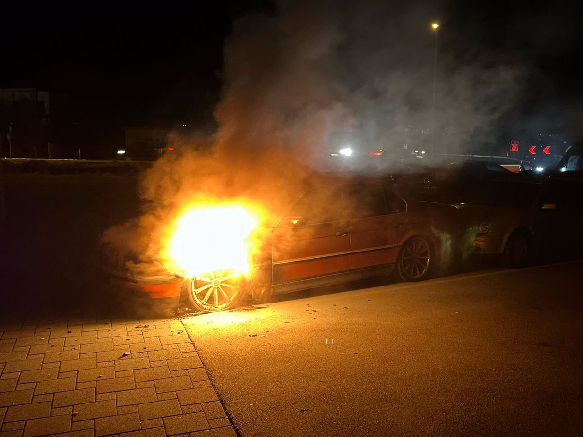 Geparktes Autos beginnt zu brennen