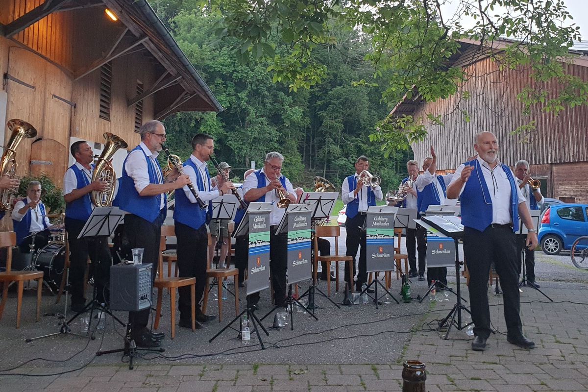 Stimmungsvolle Blasmusik am Pfingstmontag im Hof Bollingen