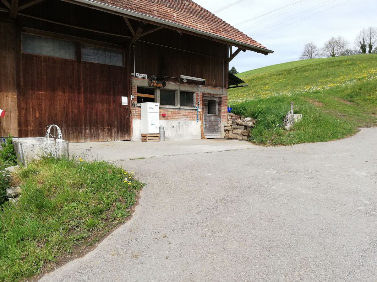 Selbstbedienungskühlschrank beim Goldbergweg von der Bauernfamilie Oertig Uznaberg