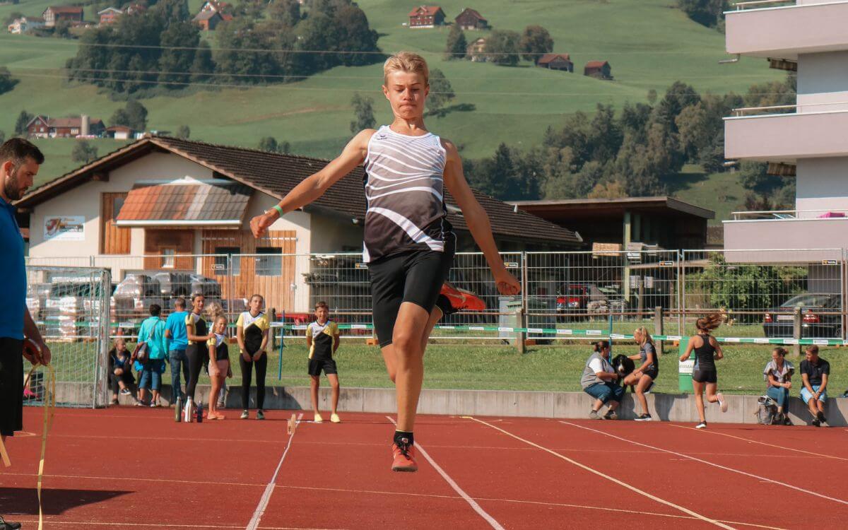 Cedric Oberholzer mischt an der Nachwuchs Hallen-SM vorne mit