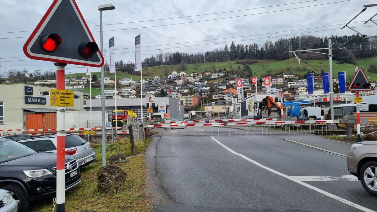 Trottoir Bahnübergang Allmeindstrasse und Bahnweg: öffentliche Auflage