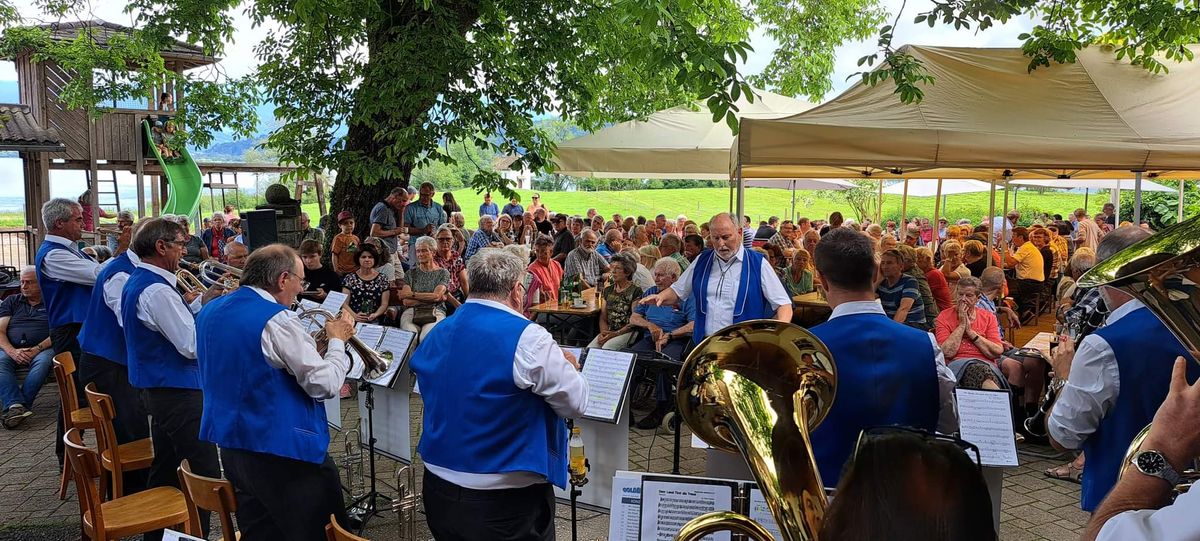 Stimmungsvolle Blasmusik am Pfingstmontag im Hof Bollingen