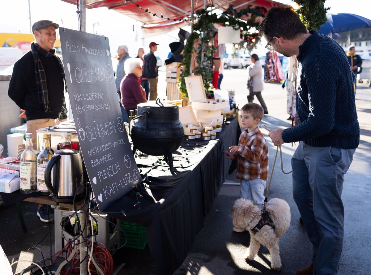 Weihnachtsmarkt neu mit Bühne