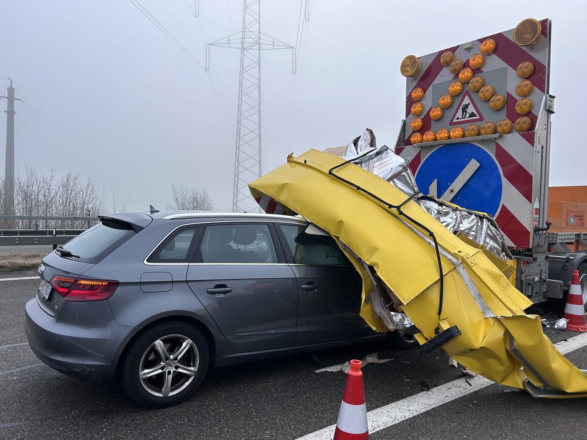 Auto fährt in Anpralldämpfer