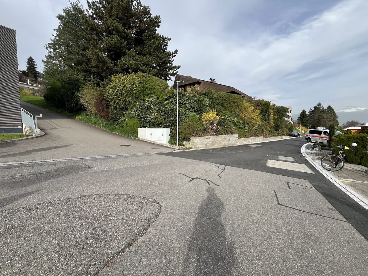 Velofahrerin kollidiert mit Auto auf der Oberseestrasse