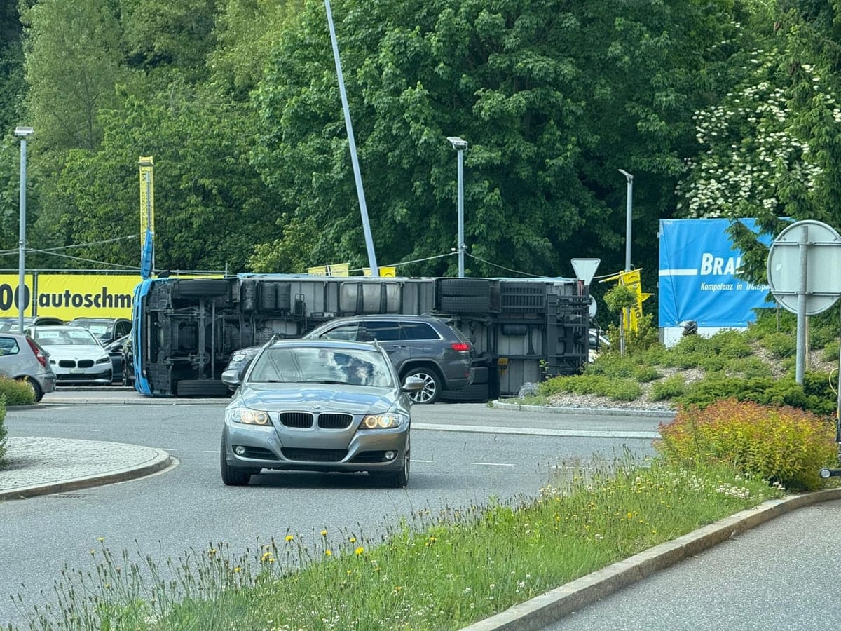 Unfall mit Lastwagen beim Autobahnkreisel