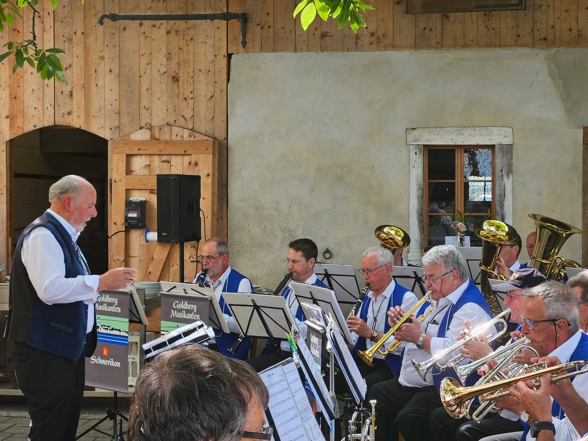 Stimmungsvolle Blasmusik am Pfingstmontag im Hof Bollingen