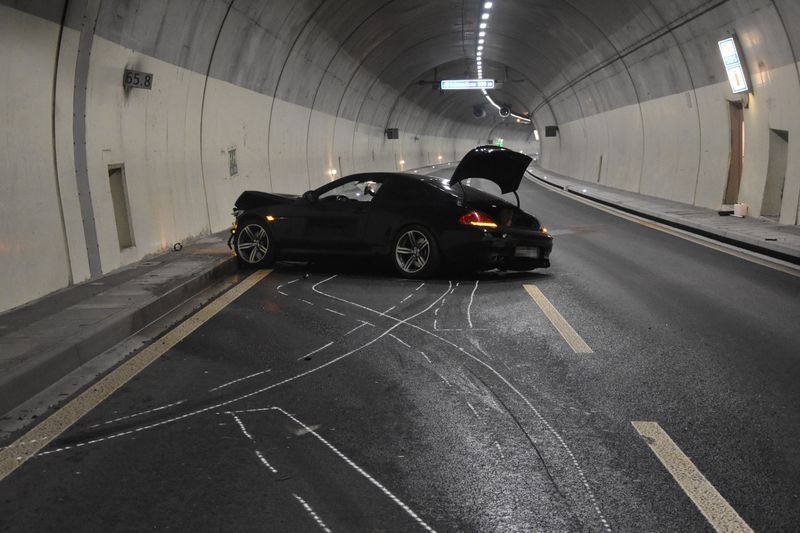 Unfall in Tunnel mit Porsche