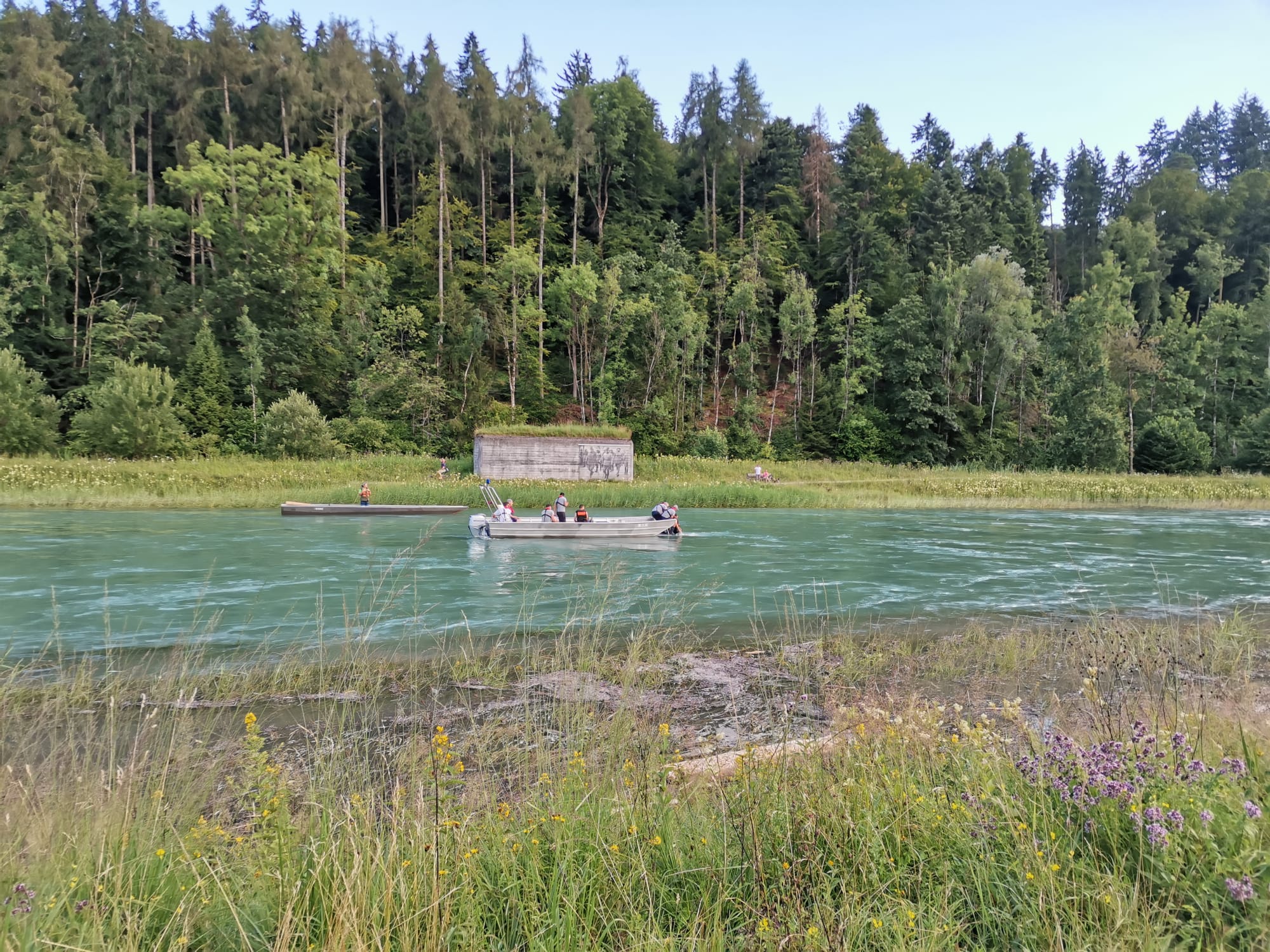 Pontoniere Schmerikon und Seerettung Oberer Zürichsee üben auf der Linth am 19.07.2021