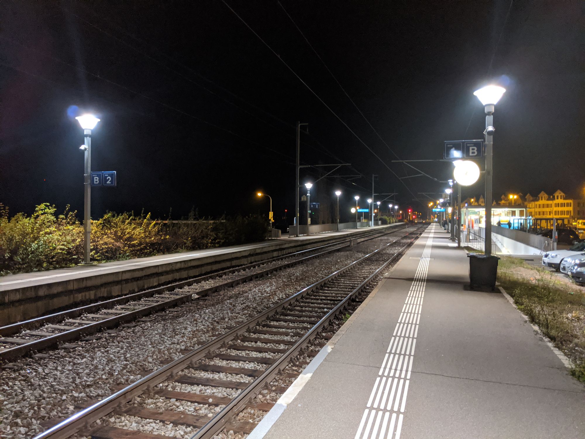 Schmerkner Bahnhof am morgen früh im 2019 (Foto: Thomas Müller, 8716.ch)