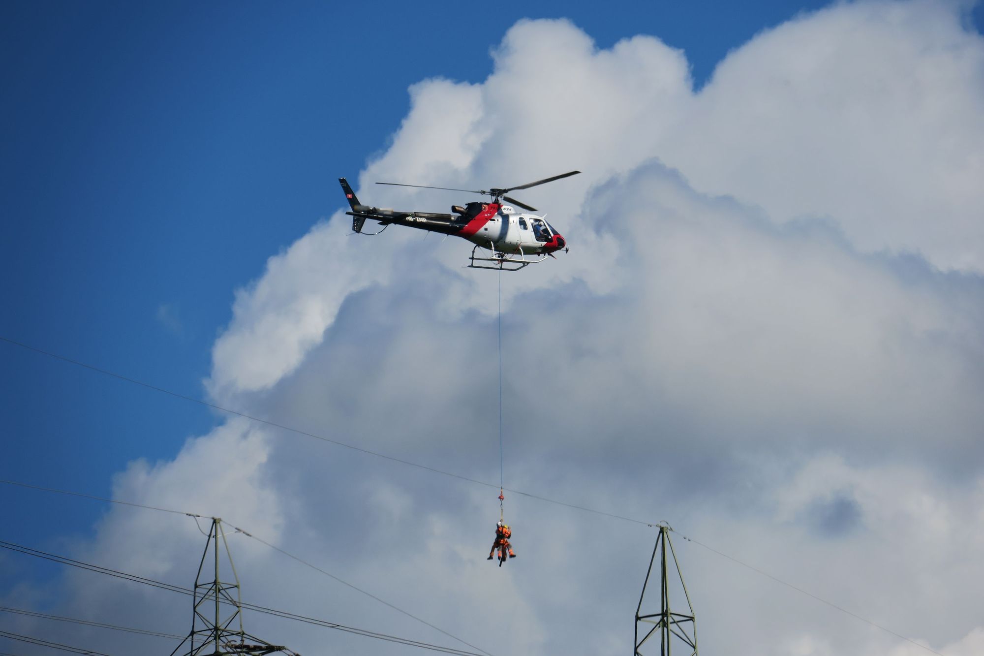 Helikopter bringt 2 Personen zu einer Freileitung am 28. September 2020 in Schmerikon (Foto: Thomas Müller, 8716.ch)