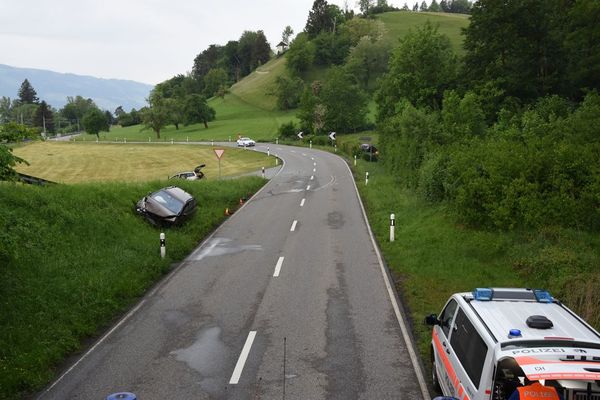 Bollingen: massive Streifkollision fordert eine leicht verletzte Frau