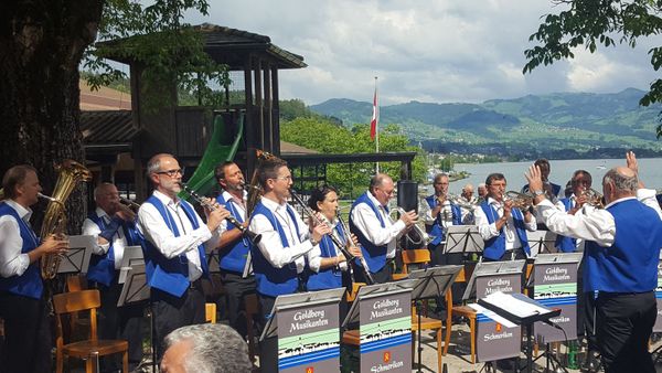 Stimmungsvolle Blasmusik am Pfingstmontag im Hof Bollingen