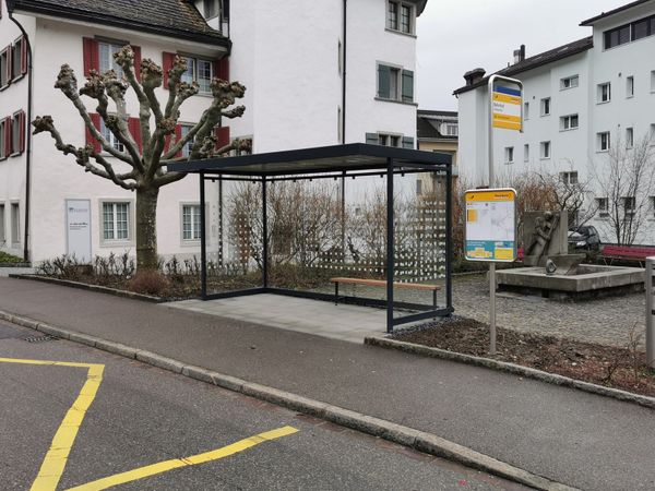 Neuer Warte-Unterstand für Busbenützer Haltestelle Bahnhof