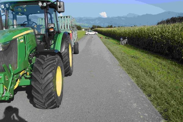 Schmerikon: E-Bike kollidiert mit Traktor – schwer verletzt