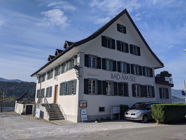 Fische essen auf der Terasse vom Restaurant Bad am See