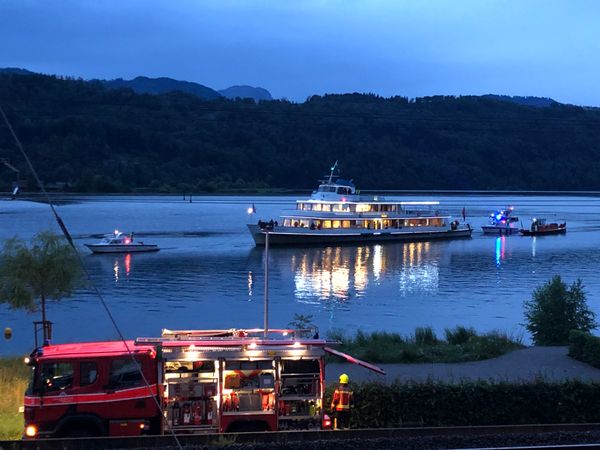 Das ZSG Schiff wird abgeschleppt von der Seerettung bei der grossen Übung der Feuerwehr Uznach-Schmerikon am 8. Juli 2021