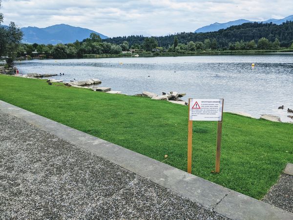 Hinweisschild der Gemeinde in der Schmerkner Seeanlage (Foto: Thomas Müller, 8716.ch)