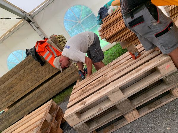 Sitzgelegenheiten aus Holzpaletten werden vorbereitet (Foto: z.V.g. rockfest.ch)