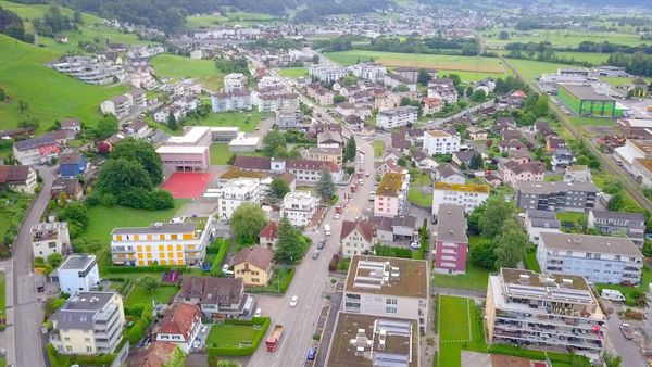 Rückstau durch Schliessung des Bahnübergangs (Foto: z.V.g. Gemeinde Schmerikon)