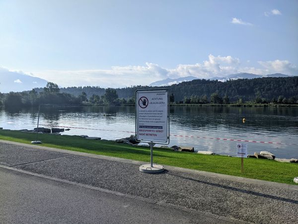 Wanrschilder und Absperrung in der Seeanlage Schmerikon am 20.08.2021 (Foto: Thomas Müller, 8716.ch)