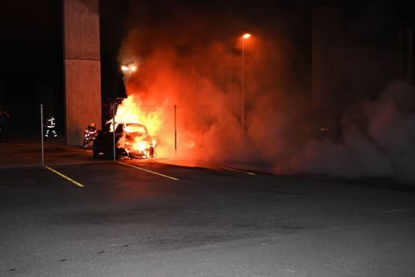 Zwei brennende Autos auf Aussenparkplatz des Polizeistützpunkts