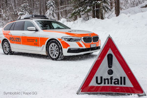 Auto kommt ins Rutschen und kollidiert mit Fussgänger/-innen