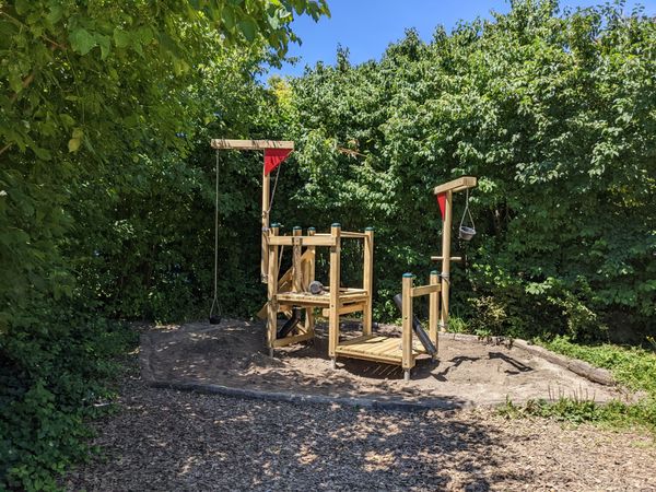 Neues Sandspielgerät beim Spielplatz am See