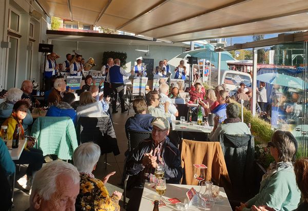 Stimmungsvolle Blasmusik am Chilbisonntag in Schmerikon