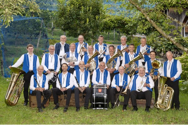 Stimmungsvolle Blasmusik am Pfingstmontag im Hof Bollingen