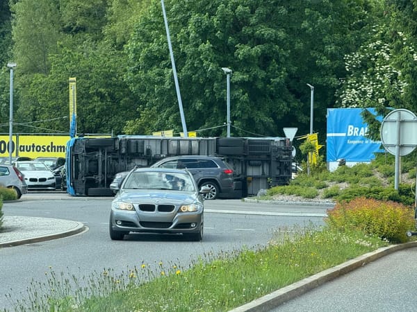 Unfall mit Lastwagen beim Autobahnkreisel