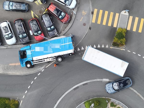 Unfall mit Lastwagen beim Autobahnkreisel