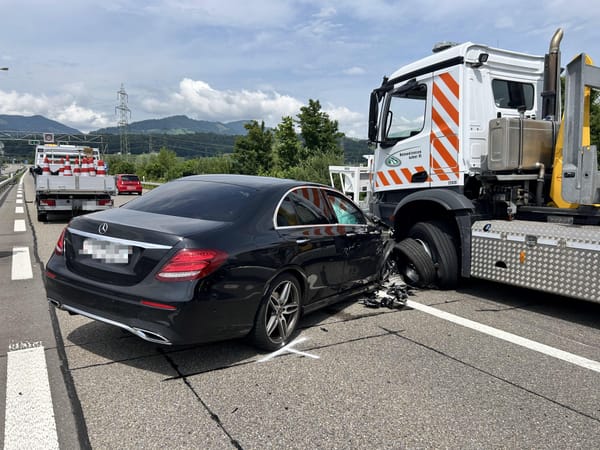 Auto fährt in Prellbock-Anhänger