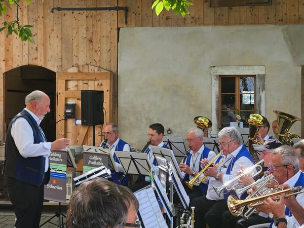 Stimmungsvolle Blasmusik am Pfingstmontag im Hof Bollingen