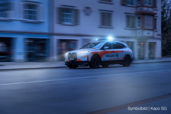 Schmerikon: Kollision zwischen Kickboard und Auto – Zeugenaufruf