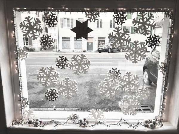 Adventsfenster in der Bibliothek