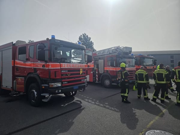 Fehlalarm auf Baustelle: Defekter Taster löst Feuerwehreinsatz aus